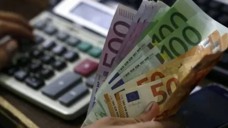 ουρές-και-χαμόγελα-στα-ατμ-εκτακτο-δώρ-98894