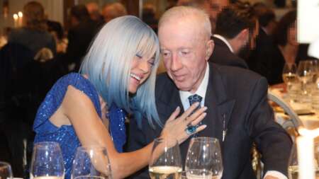 προσέξτε-τα-χέρια-του-άντρας-παλιάς-κο-107056