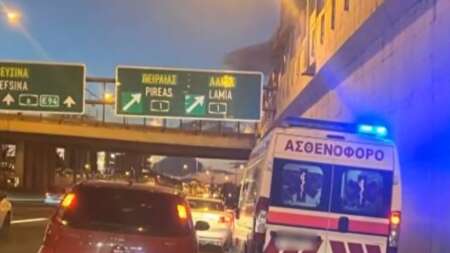 ασθενοφόρο-κόλλησε-στην-αττική-οδό-103484