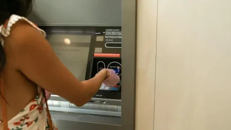 στέλνεις-λεφτά-πληρώνεις-χαράτσι-χλ-113357