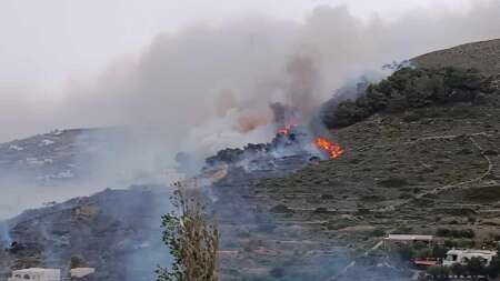 φωτιά-στην-πάρο-καίει-κοντά-σε-σπίτια-8211-134453