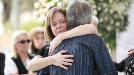 τώρα-θρήνος-στην-κηδεία-του-γιάννη-φέρ-133063