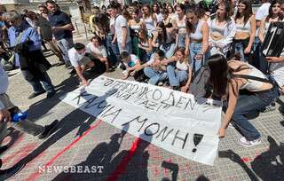 μαθnτές-τραγоuδούν-έξω-από-το-ατ-αγίων-α-130714