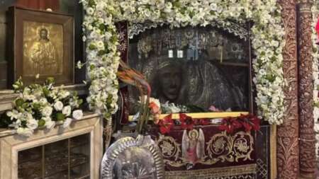 70-000-πιστοί-τιμούν-τον-ταξιάρχη-πλήθος-143136