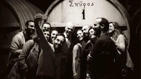 το-ελληνικό-ποτό-από-τα-σοκάκια-του-πει-144108