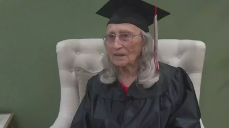 πότε-δεν-είναι-αργά-γυναίκα-αποφοίτησ-139140