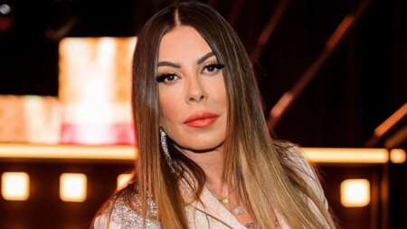 πέταξε-τα-ρούχα-εβγαλε-μακιγιάζ-δείχν-148584