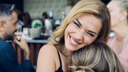 πανύψηλη-και-πλέον-μελαχρινή-με-μακρύ-148567