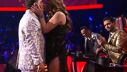 η-παπαρίζου-άρπαξε-και-φίλησε-στο-στόμ-200161