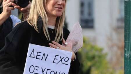 live-tωρα-μιλά-η-μάνα-των-τεμπών-στο-σύνταγμ-201336