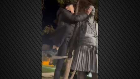 συνελήφθη-ο-15χρονος-που-έφτυνε-το-άγαλμ-200069