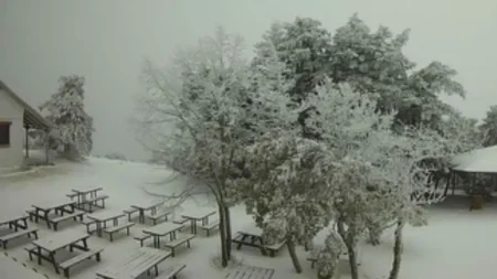 εκτακτο-χιονίζει-τώρα-στην-αττική-🔻-204155