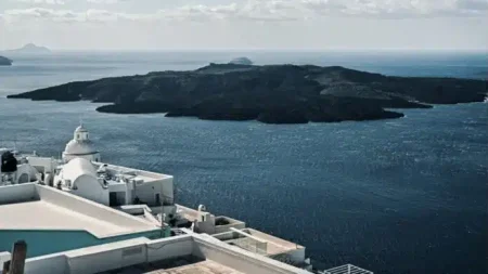 σαντορίνη-πέφτουν-οι-τιμές-των-πολυτε-203735