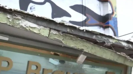 μπαλκόνι-σε-κτίριο-κρέμεται-στον-αέρα-204362