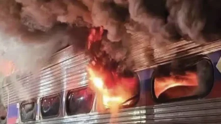 τρένο-με-350-επιβάτες-τυλίχθηκε-στις-φ-203925