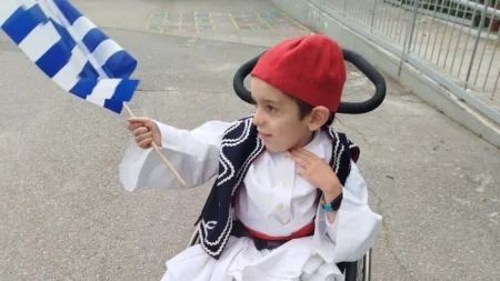 o-παναγιώτης-ραφαήλ-ντυμένος-τσολιαδά-213256