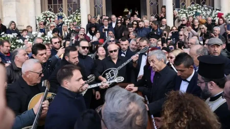 μανώλης-λιδάκης-συγκλονισμένα-τα-αδέ-208477