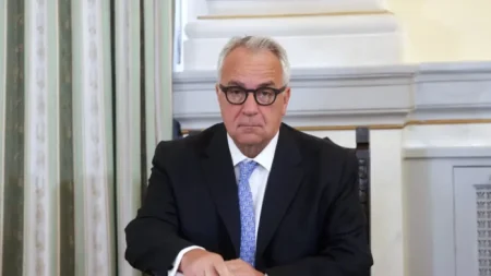 χαμός-με-την-γραβάτα-με-την-ελληνική-ση-211330