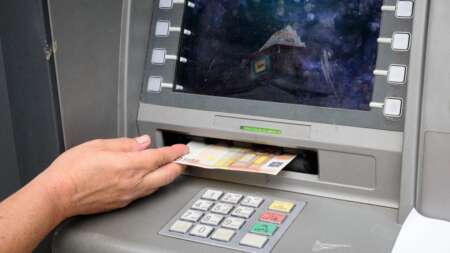 μοιράζει-λεφτά-στον-κόσμο-ατμ-τρελά-213841