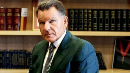 αλλάζουν-όλα-στο-γραφείο-του-aλέξη-κούγ-209155