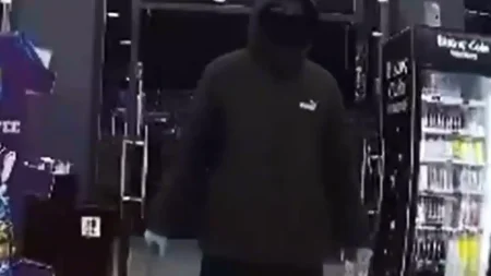 κουκουλοφόρος-μπούκαρε-σε-μίνι-μάρ-210834