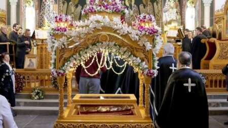 γιατί-περνάμε-κάτω-από-τον-επιτάφιο-τη-217814