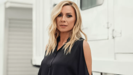 με-φαρδιά-μαύρα-ρούχα-και-ξυρισμένα-μα-219507