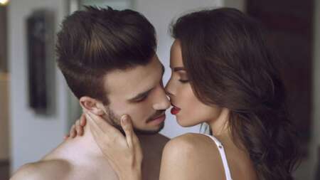 ποια-ζωδια-φιλάνε-με-πάθος-και-ποια-όχι-215560