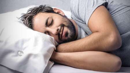 3-σημάδια-τη-νύχτα-κατά-τον-ύπνο-που-δεί-219266