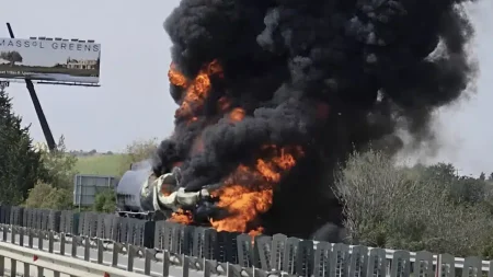 βυτιοφόρο-τυλίχτηκε-στις-φλόγες-μαύρ-214406