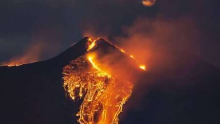 εκτακτο-τωρα-εξερραγη-το-ηφαιστειο-219983