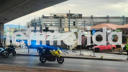 σοκαριστικό-τροχαίο-φορτηγό-έπεσε-απ-222248