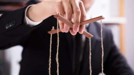 σε-χεiρίζεται-και-σε-κάνει-ότi-θέλεi-με-ύπ-221369