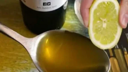 έστυψε-ένα-λεμόνι-σε-λίγο-ελαιόλαδο-κα-220828