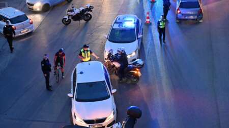 χαλάνδρι-αυτοκίνητο-έπεσε-σε-στάση-λε-223755