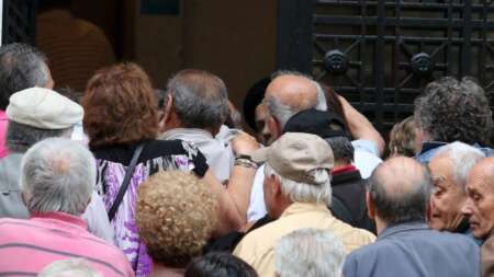 αναστατωμενοι-οι-ελληνεσ-συνταξιουχ-228347