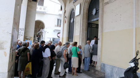 τρεχουν-στα-ατμ-χιλιαδεσ-ελληνεσ-μπ-232350