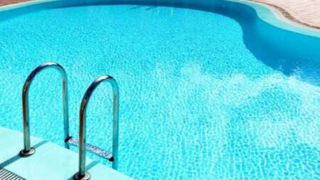 σοκ-νεκροι-και-οι-δυο-μεσα-στην-πισινα-231080