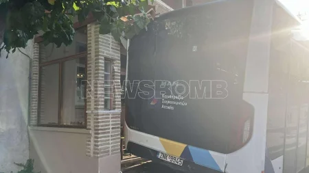 λεωφορείο-έπεσε-σε-κατάστημα-σε-σοκ-232140