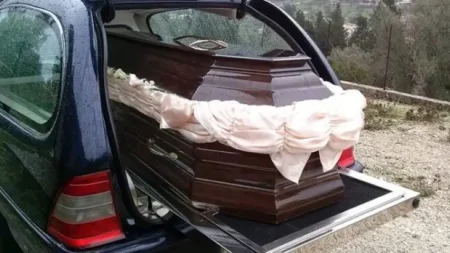 τραγωδία-σε-κηδεία-πατέρας-πέθανε-ενώ-233995