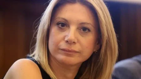 μαρία-καρυστιανού-σάλος-με-φωτογραφί-236104