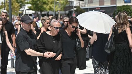 κηδεία-κόκοτα-σοκ-με-την-εικόνα-της-αδε-250505