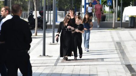 συντετριμμενη-η-συζυγοσ-του-κοκοτα-στ-250283