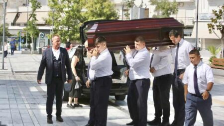 κηδεία-κόκοτα-οδύνη-με-την-κόρη-του-μέσ-250443