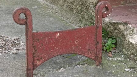 το-ορθογώνιο-σίδερο-δίπλα-από-τις-εισό-239406