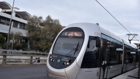 τρόμος-στο-τραμ-στη-βούλα-άνδρας-σε-κατ-245352
