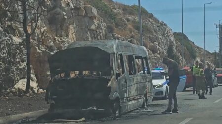 σοκ-τωρα-στη-βάρκιζα-στις-φλόγες-σχολι-252994