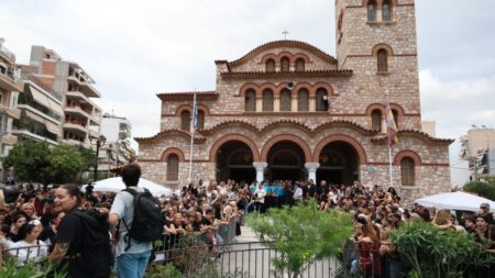 χαμός-έξω-από-τον-ναό-όπου-γίνεται-η-αγρ-259167