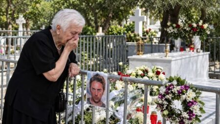 η-επίσκεψη-στον-τάφο-του-μαζωνάκη-χθες-262425