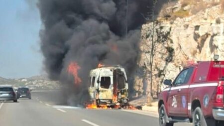 φωτιά-σε-σχολικό-λεωφορείο-στην-αθηνώ-252593